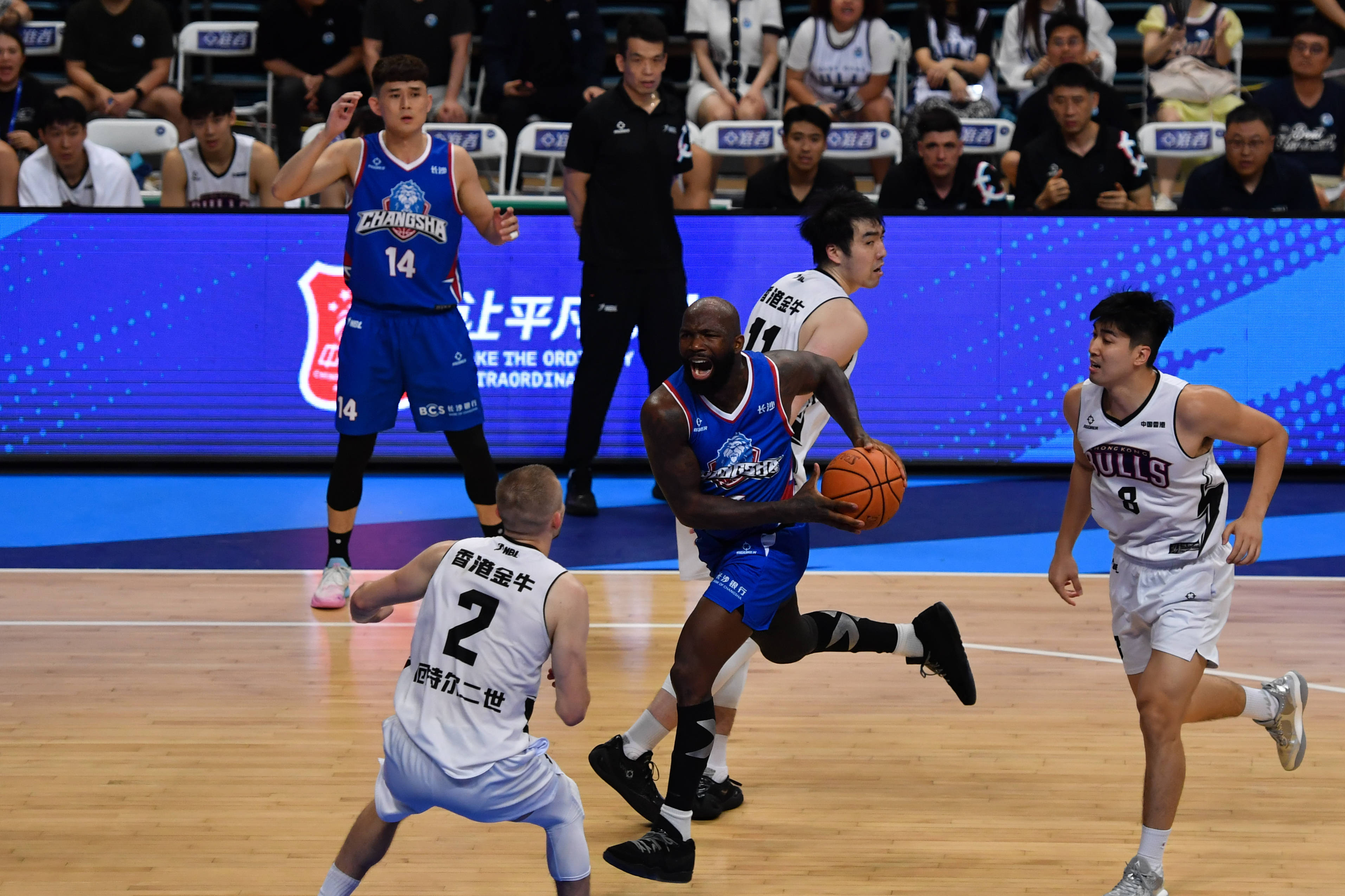 区域篮球盛事火爆进行，球员实力对拼激烈的简单介绍